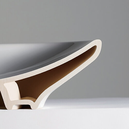 Questa immagine mostra una ceramica convenzionale. Questa presenta una cavità che si estende su tutto il lato. 