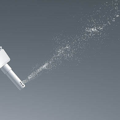 Dieses Bild zeigt eine Düse, aus der der Wasserstrahl der Komfortdusche kommt. Der Wasserstrahl ist breiter und besteht aus mehreren weiter gefächerten Wassertropfen. 