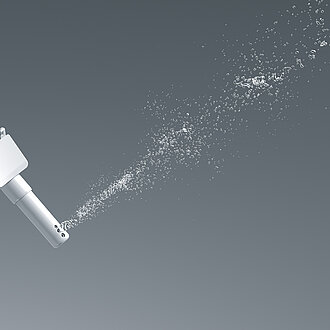 Dieses Bild zeigt eine Düse, aus der der Wasserstrahl der Komfortdusche kommt. Der Wasserstrahl ist breiter und besteht aus mehreren weiter gefächerten Wassertropfen. 