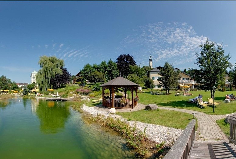 Park grounds Hotel Gmachl in Bergheim near Salzburg