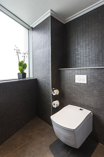 Gelb beleuchtete Badewanne