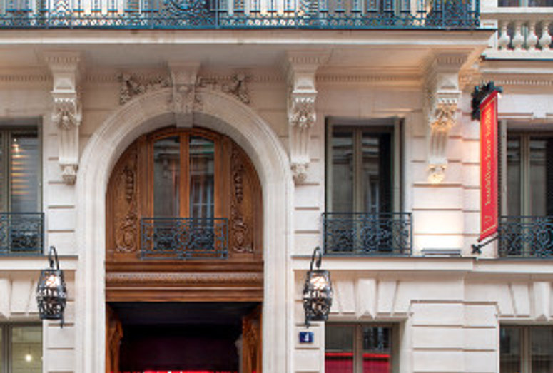 Elegantly furnished hotel room with bathtub at Buddha Bar Hotel Paris