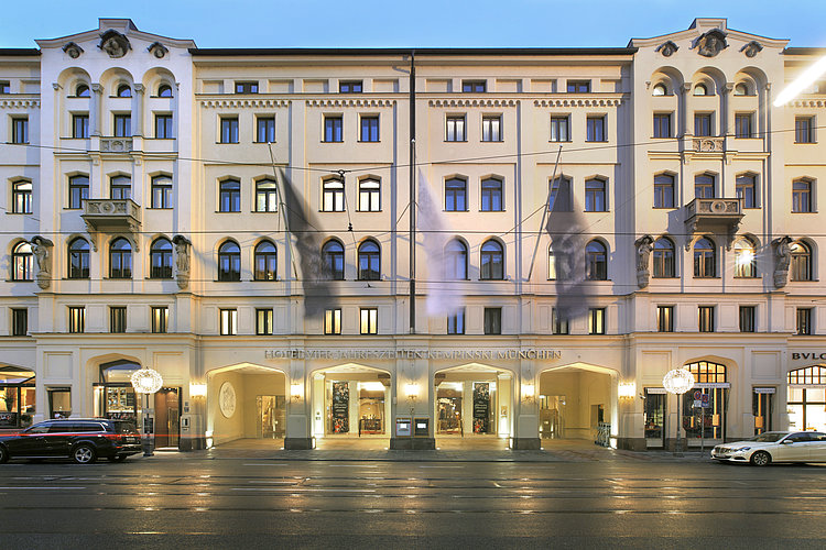 Außenansicht des Vier Jahreszeiten Kempinski in München