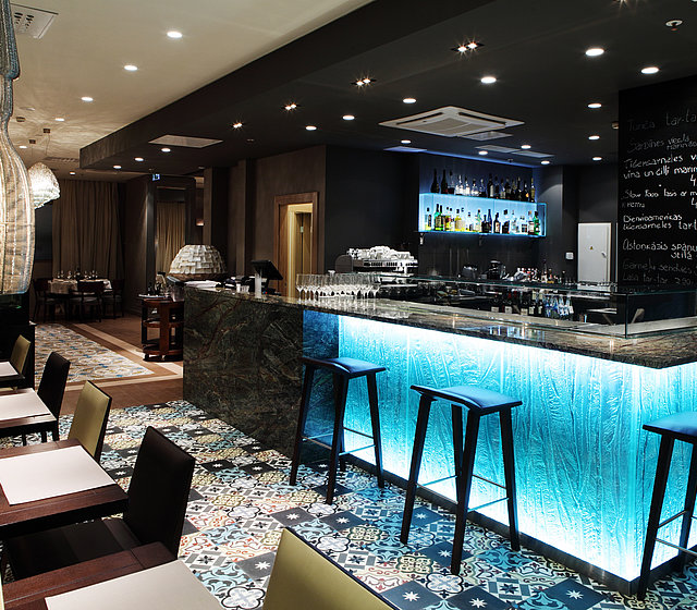 [Translate to Deutsch:] Blue-lit hotel bar at Gastronome Riga Restaurant