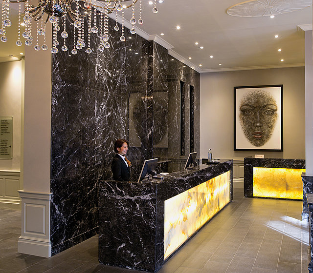 Reception des Radisson Blu Edwardian Grafton Hotel London