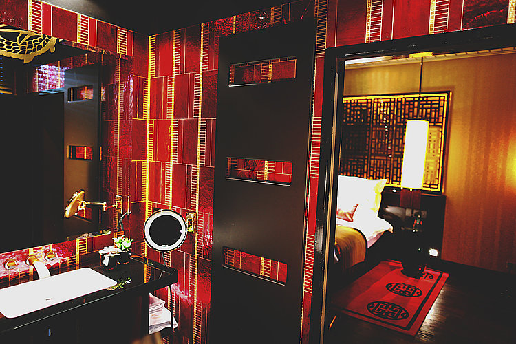 Bunte Suite im Buddha Bar Hotel in Paris