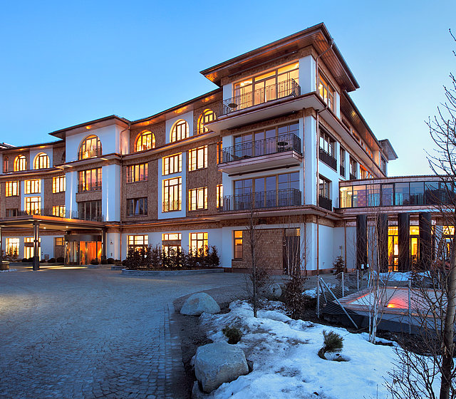 Winterliche Außenansicht des Hotels Schloss Elmau in den Bayerischen Alpen