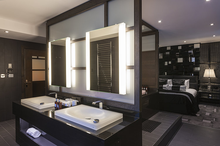 WASHLET® an grau gefließter Wand