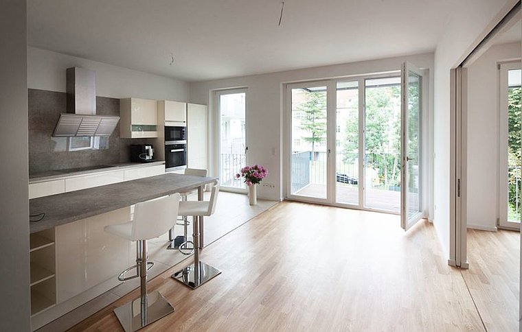 Küche mit angrenzender Terrasse im Kö 19 in Berlin Pankow