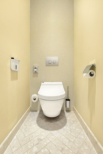 Hotelzimmer mit dezenter Sicht in das Badezimmer