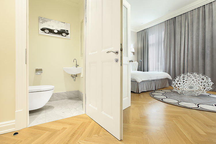 Wandhängendes WASHLET® in mamorgefließtem Badezimmer